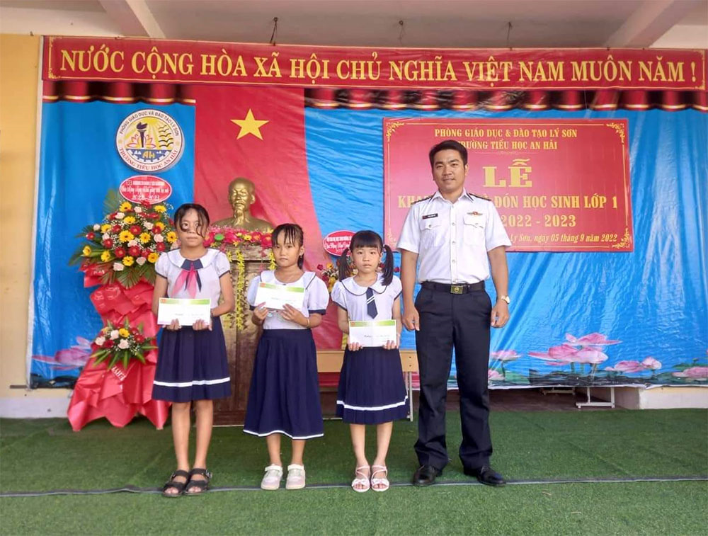 Trạm ra đa 550 tặng quà học sinh nghèo nhân dịp khai giảng năm mới